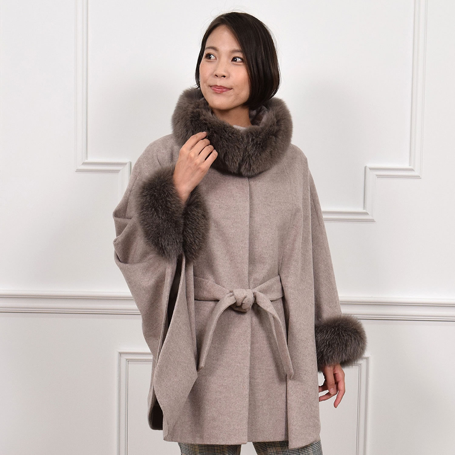 帽子付優しい雰囲気のカシミヤ混ウールフォックスファー付きポンチョ