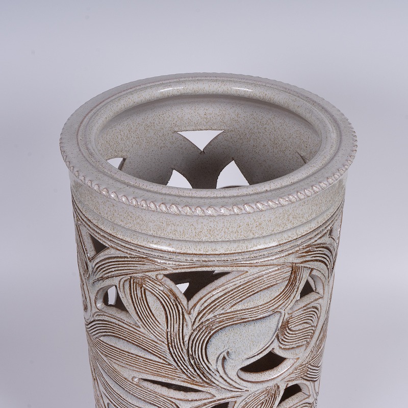 楽天市場】傘立て 陶器 信楽焼 切立唐草透し彫(かすみ釉) 傘立