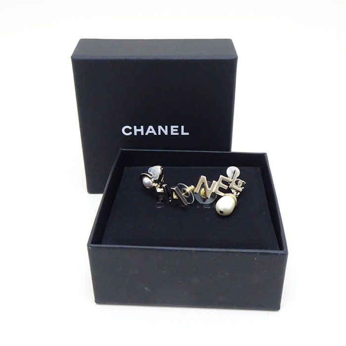 CHANEL シャネル ゴールド ロゴピアス 箱付き 【公式通販】
