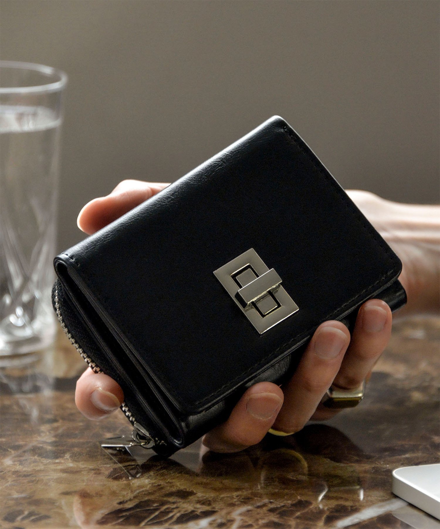 DEVICE｜フェイクレザー ウォレット 回転金具 3つ折り財布 メンズ