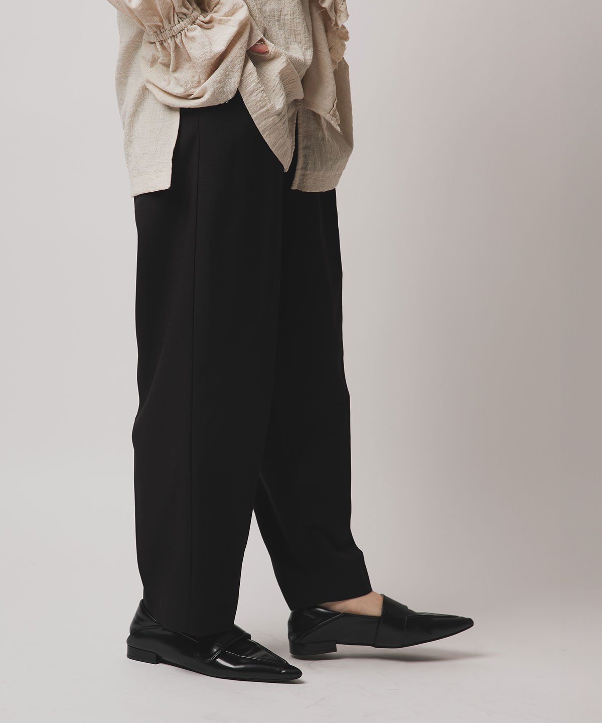 W:Huku｜ソフトタッチツイルタックテーパードパンツ | Rakuten Fashion