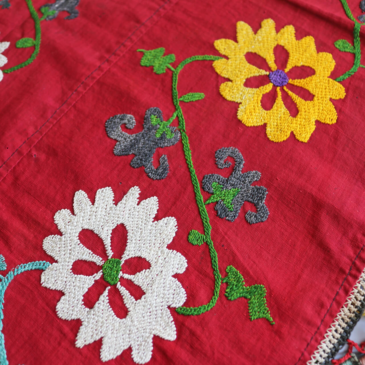 楽天市場】【1点もの】スザニ刺繍 クロス レッド フラワー タッセル付