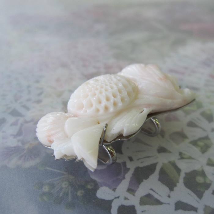 楽天市場】白珊瑚 菊の彫り 帯留め兼ブローチ SILVER925 着物 和装小物