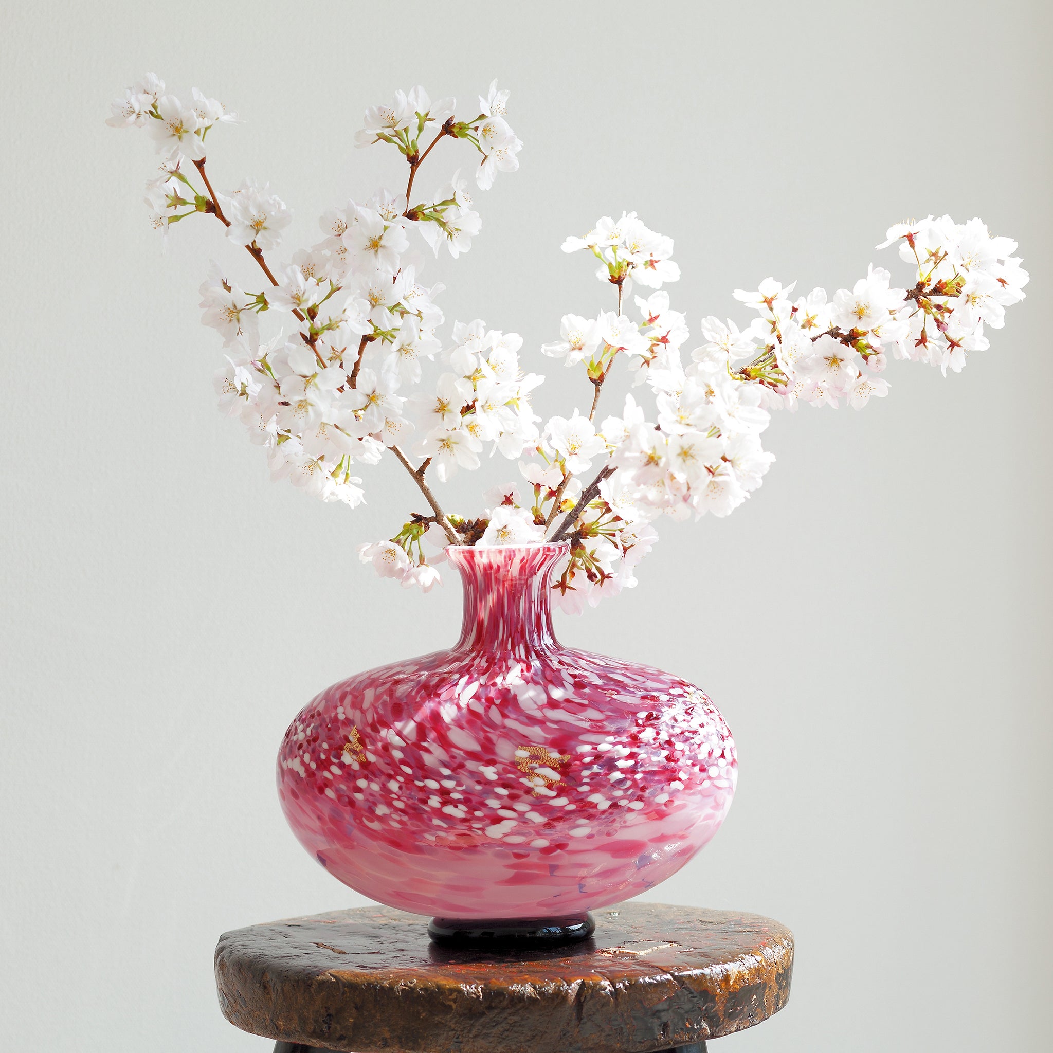 津軽びいどろ 花びん 弘前桜 花あかり 花器 | 華やかな花器 上品な