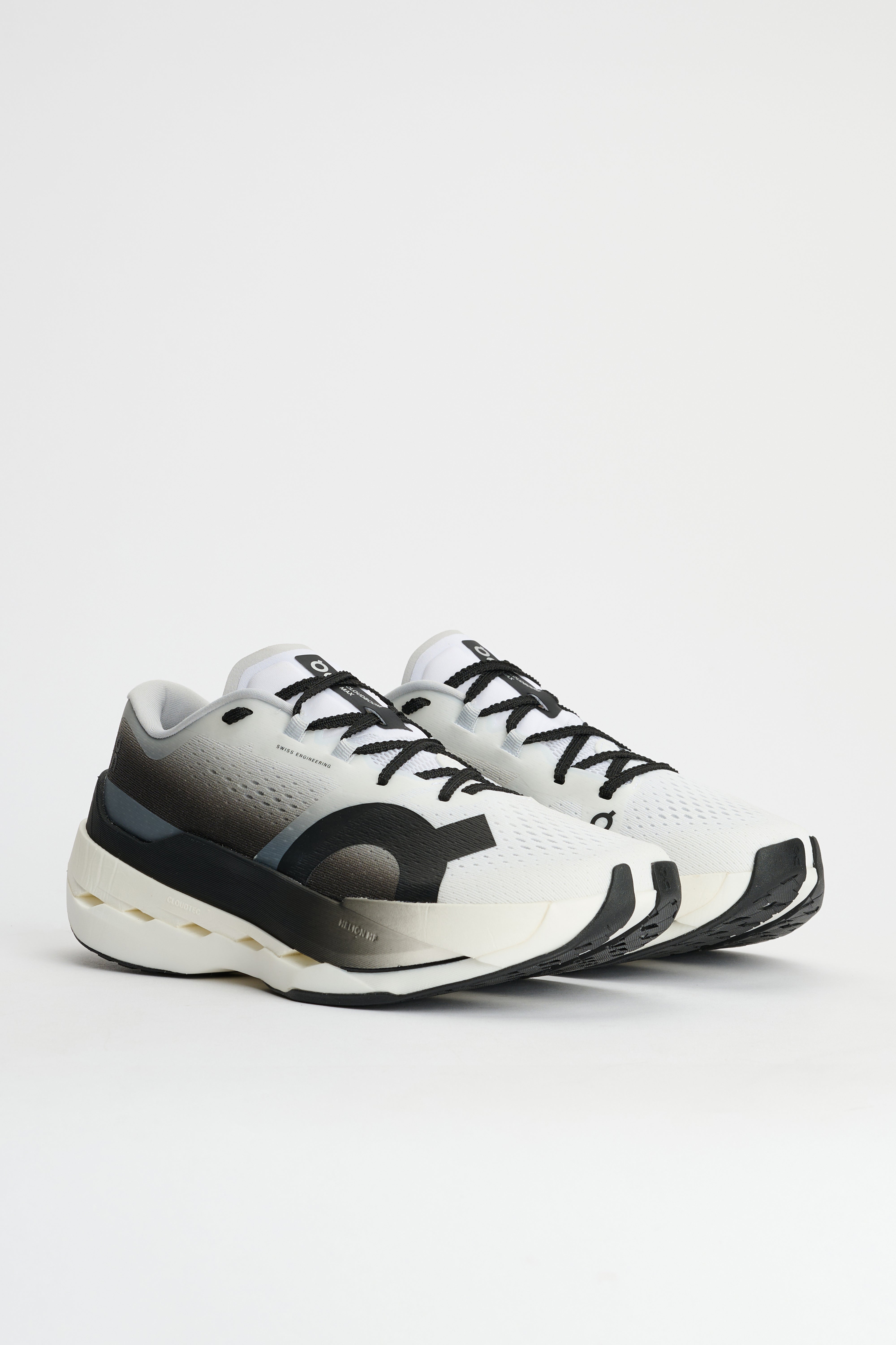 On Cloudboom Max White / Black – Très Bien