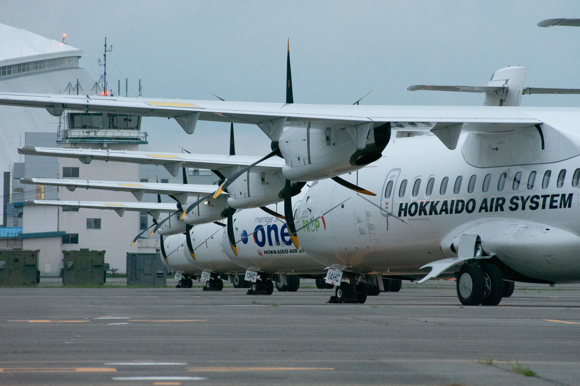 北海道エアシステムのATR 42-600全4機が丘珠空港に集結！ 根室中標津と