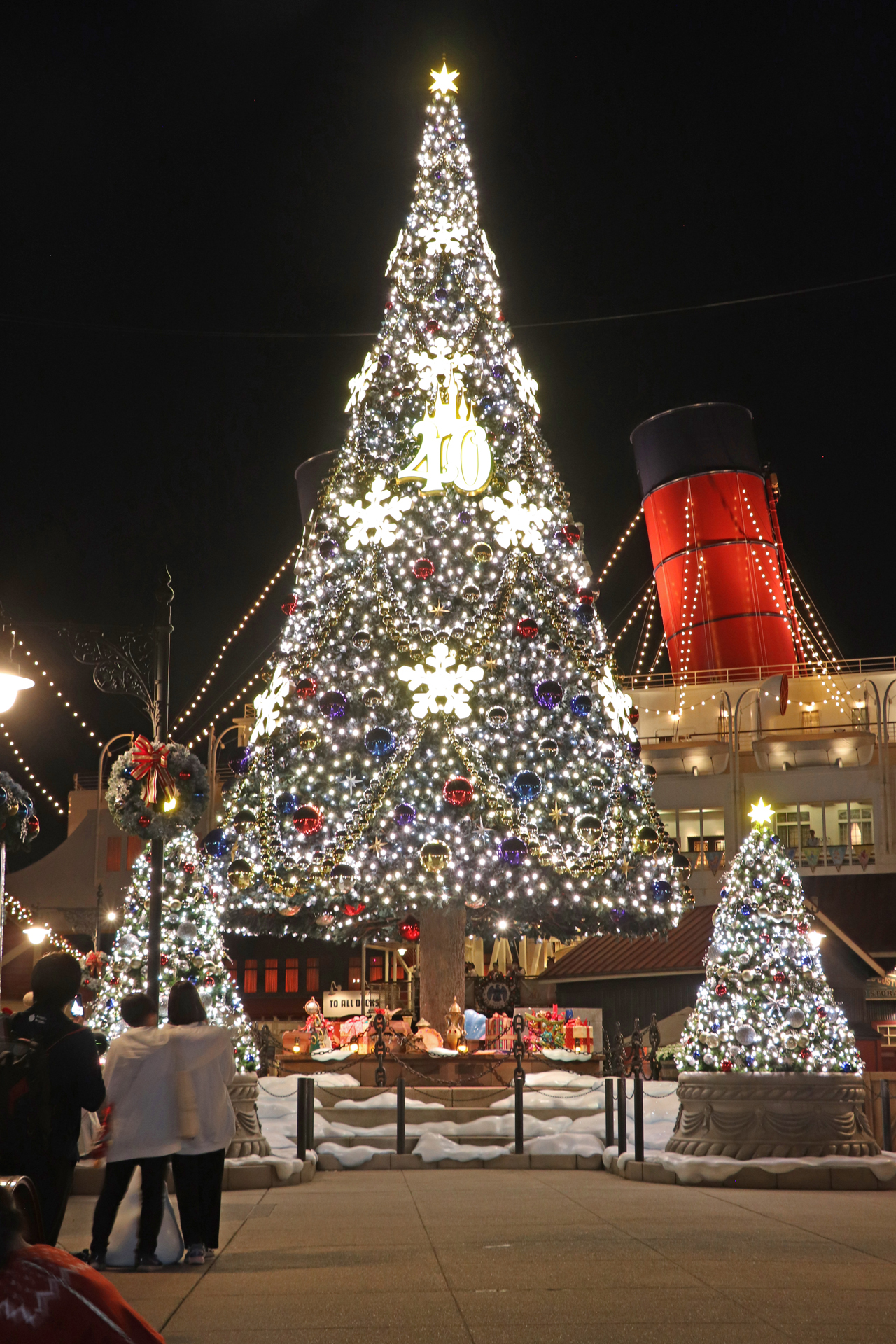 夜の東京ディズニーシーは豪華クリスマスツリーに酔いしれて