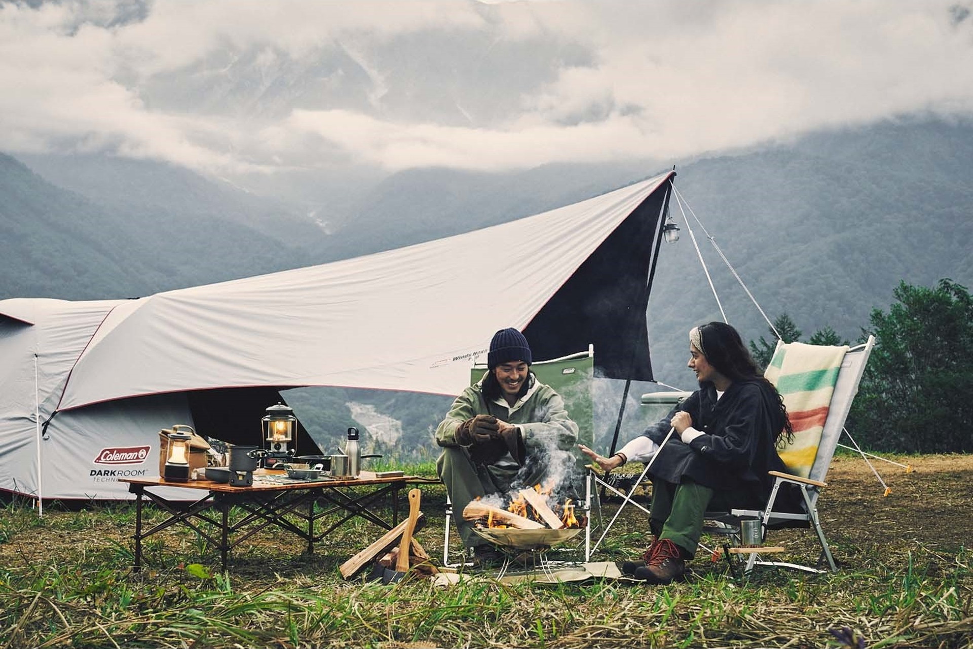 コールマン、内部温度上昇を抑えて夏も快適な240cmのドームテントと