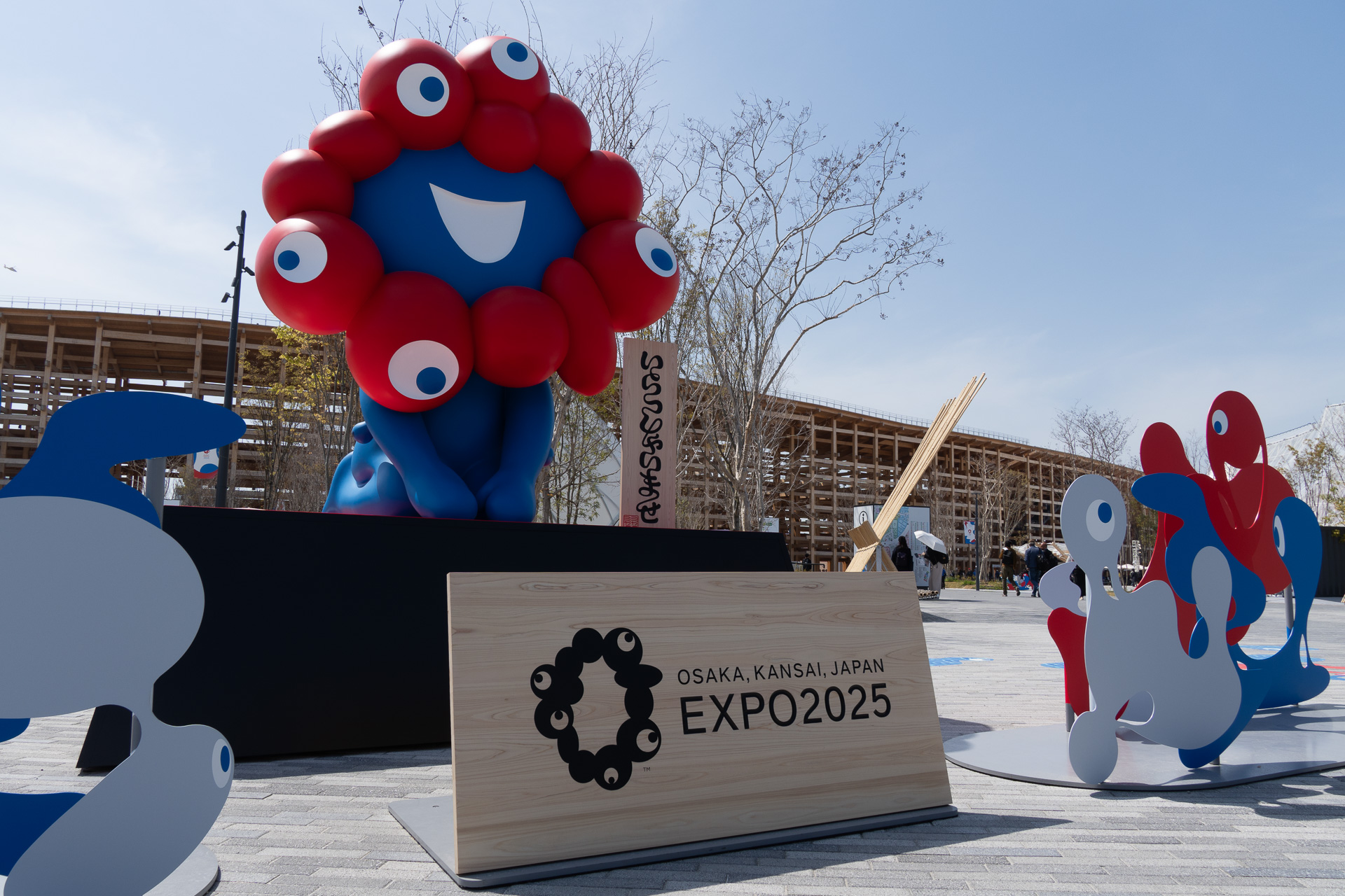 ミャクミャクが正座で「いらっしゃいませ！」。万博会場入り口にフォト