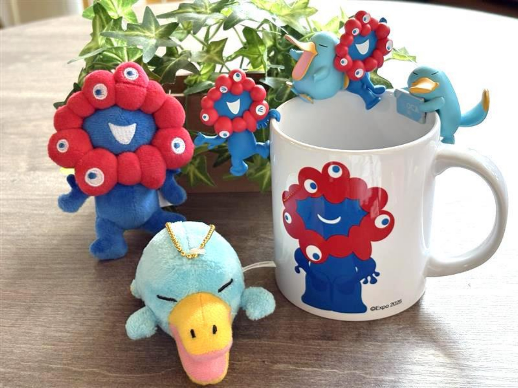 ミャクミャク×イコちゃん新作、手のひらサイズ「カプセルぬい」。万博