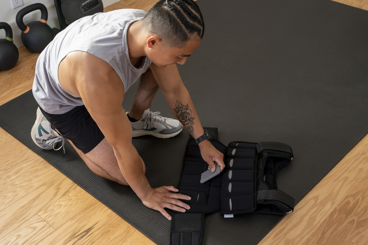 自重トレーニングのその先へ：TRXケブラーウエイトベスト | TRX