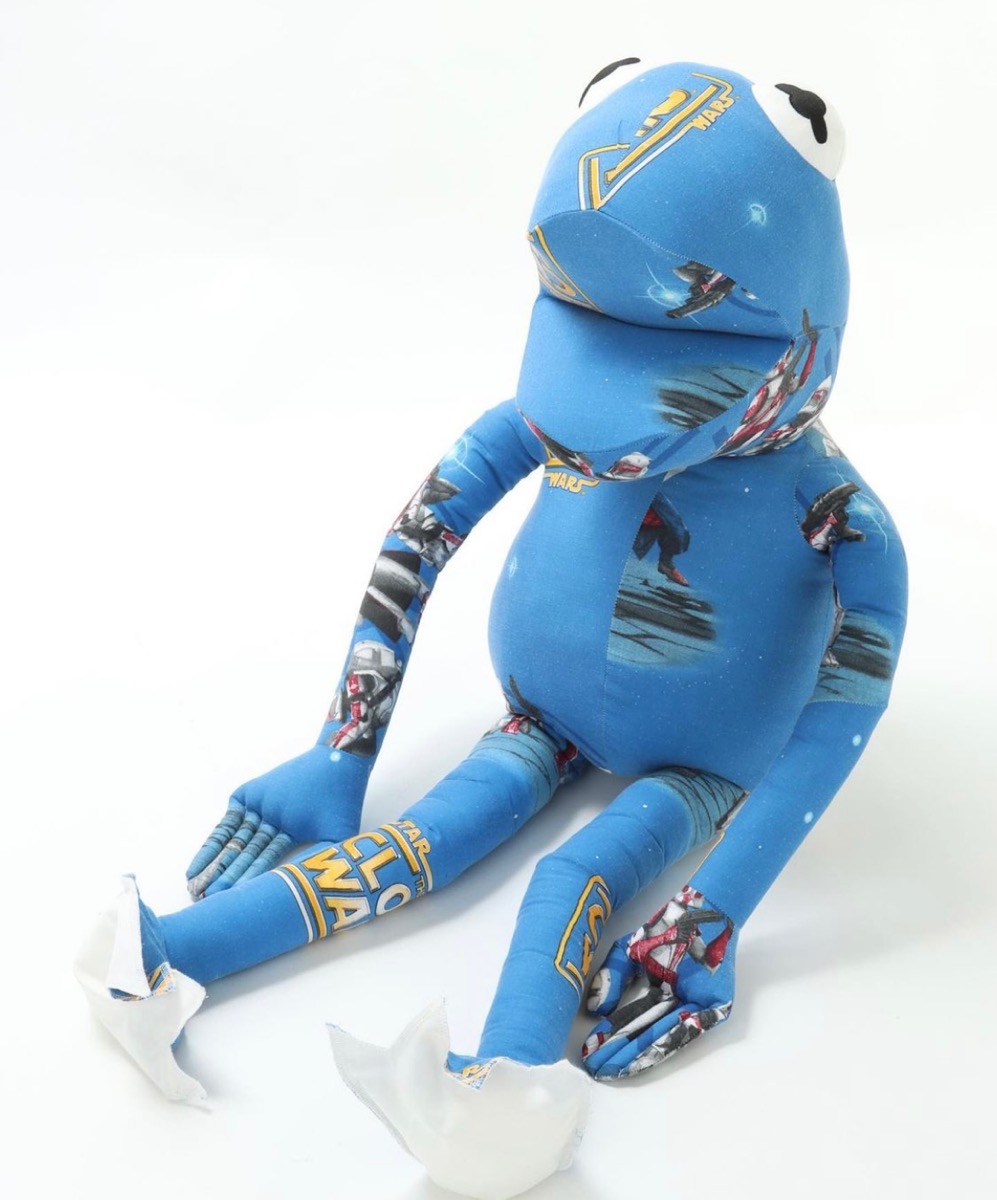 READYMADE】特大サイズの“SHEETS BIG FROGMAN”ぬいぐるみが国内12月25