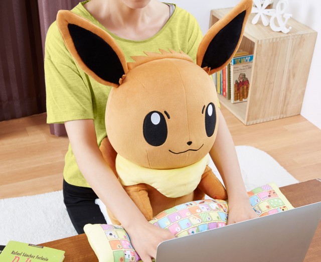 ポケモン」イーブイのぬいぐるみクッション発売決定、手触りの良い