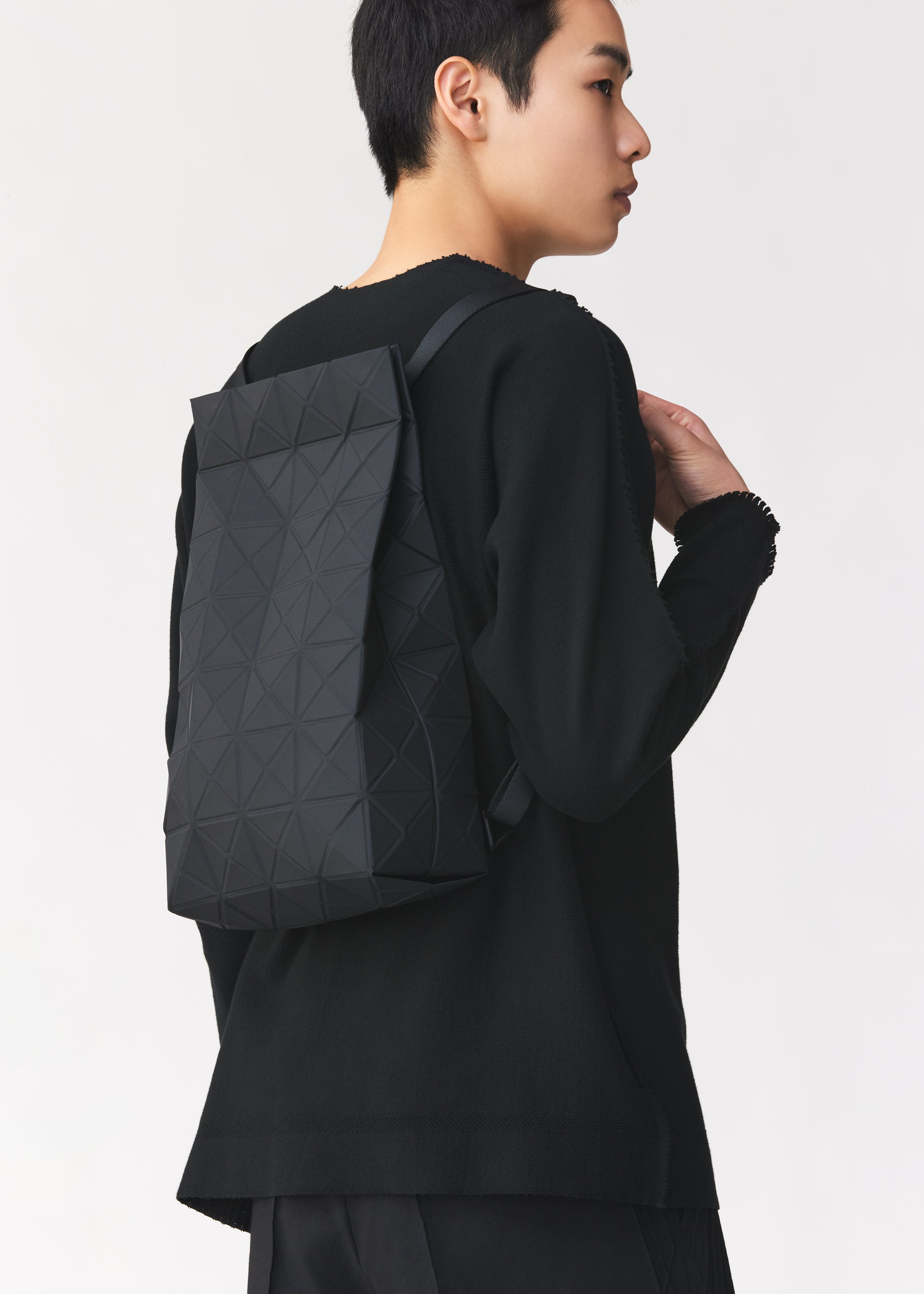 TRACK – ISSEY MIYAKE ONLINE STORE
