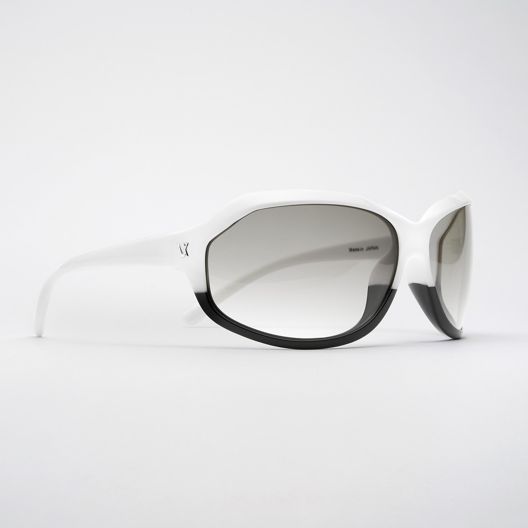 インジェクションサングラス ホワイト＆ブラック – VARTIX