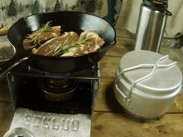 スウェーデン軍アルコールストーブとチェコ軍メスキットで炊飯と