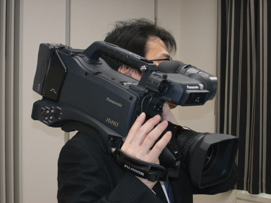 P2の新世代ショルダーカメラAG-HPX305は3月発売 | VIDEO SALON.web