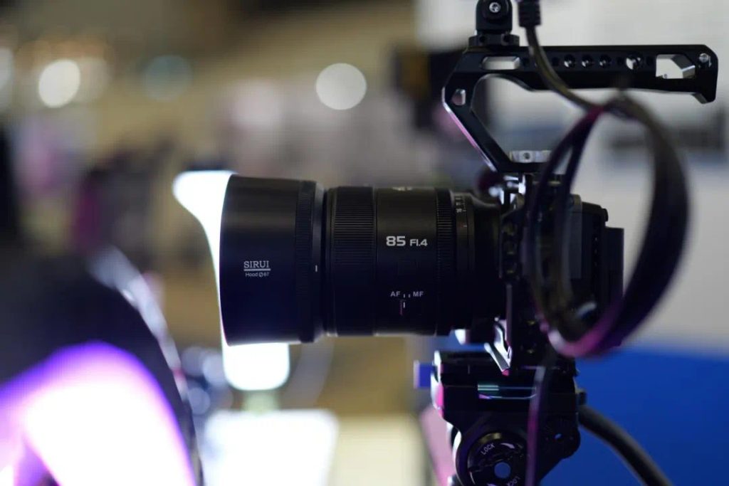 SIRUI、大口径中望遠AFレンズ「Aurora 85mm F1.4」を発売 | VIDEO
