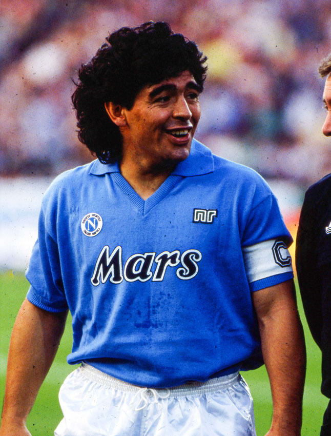 マラドーナ、代表とクラブで忘れられない「12のユニフォーム姿」（Qoly）