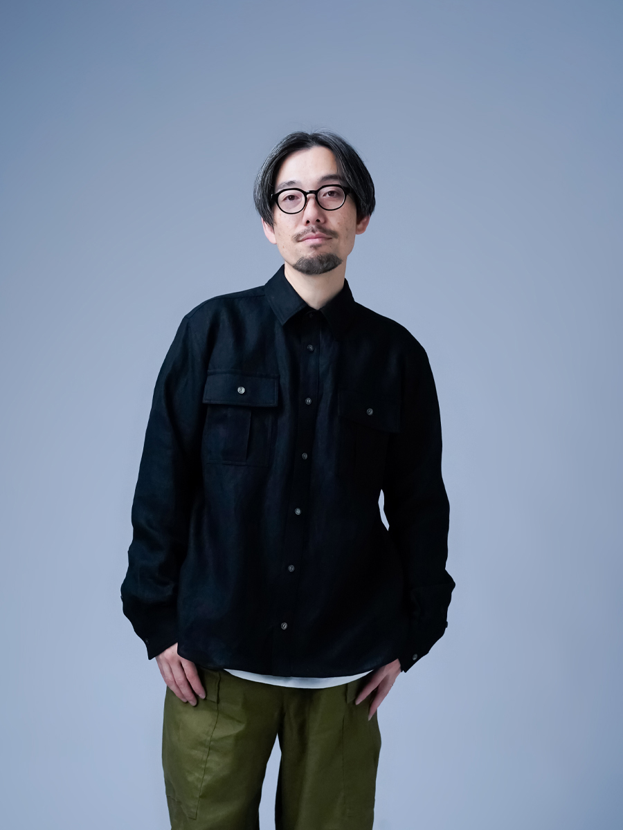 リネンシャツ】洗練と快適さに包まれる リネン サファリシャツ ／ 黒色