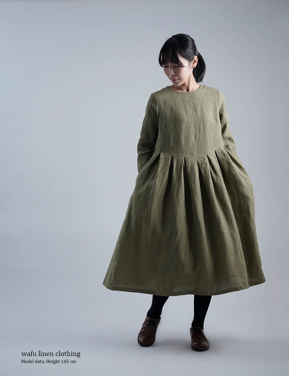 リネンワンピース】wafu 鍵盤タックドレス 中厚地 / 柳染(やなぎぞめ