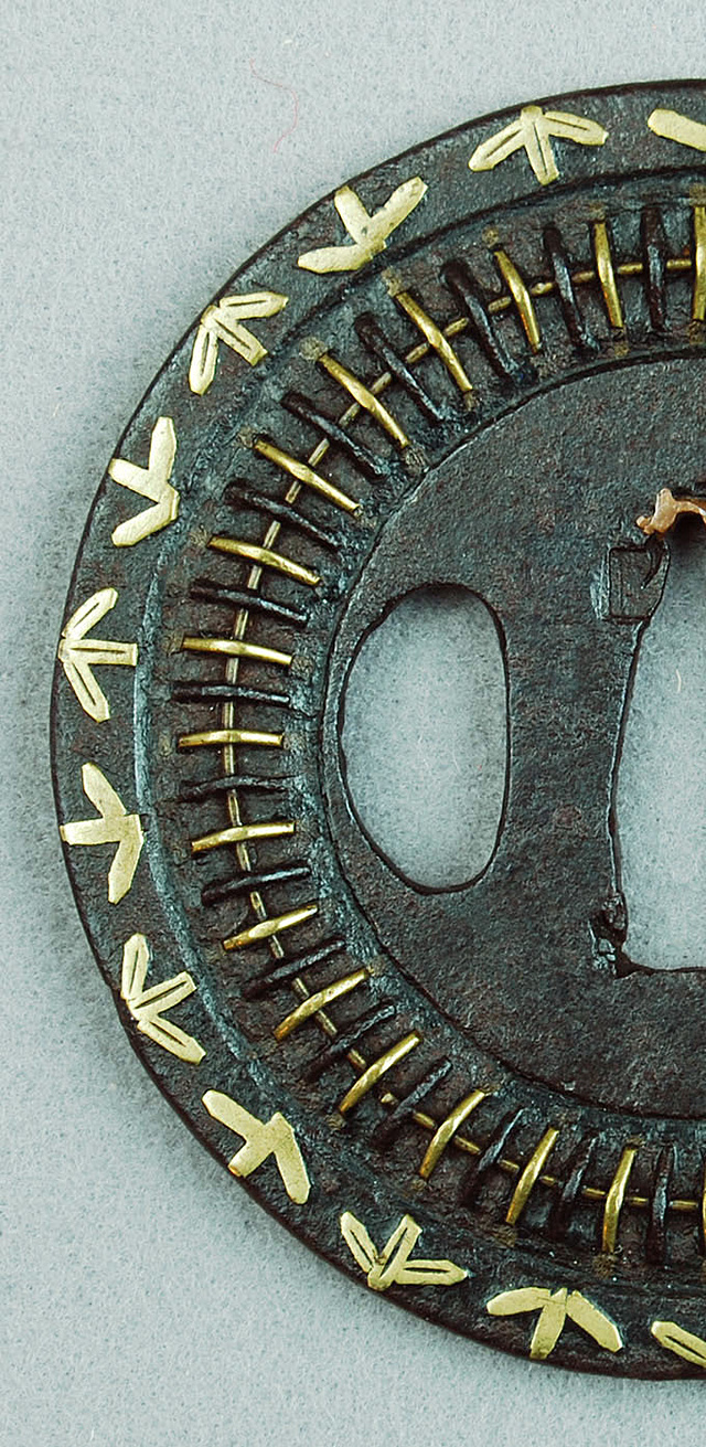 刀鍔 信玄鍔 百足鍔 無銘 鉃地 真鍮 年代物 箱付き(鍔布団付き) 刀鍔