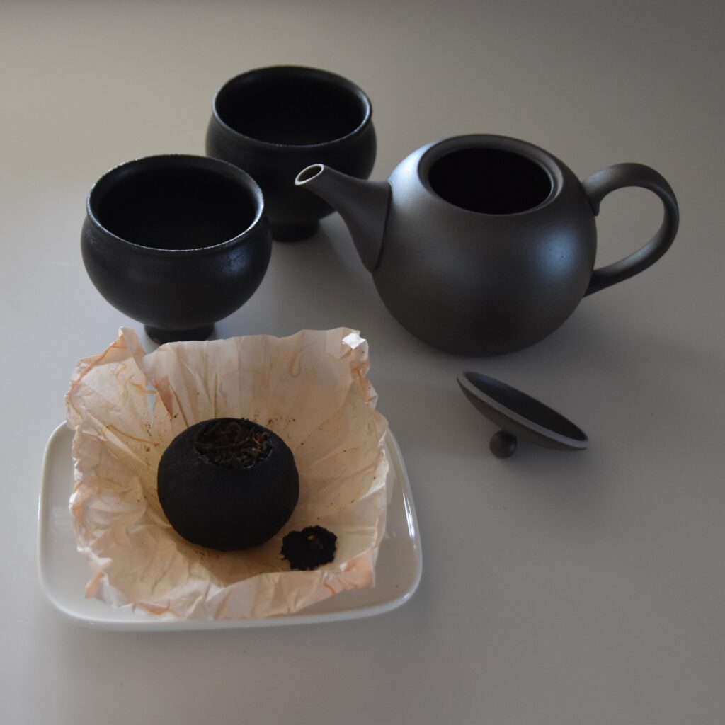 鈴木環】素材とサイズの違う黒と白のピジョンカップ【 PIGEON CUP