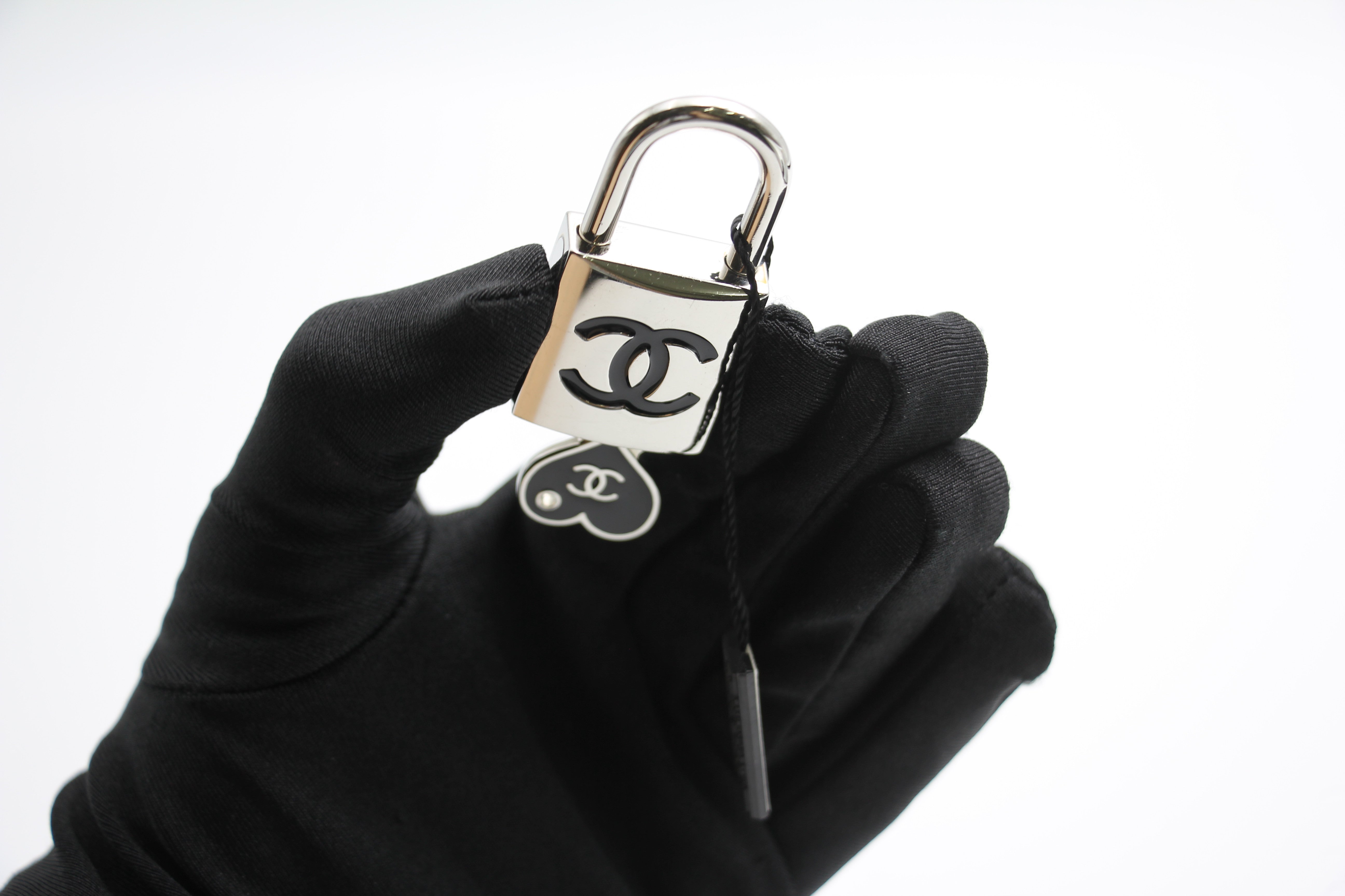 Chanel Vintage 07P Metal Heart-Shaped Key – Wararni.com