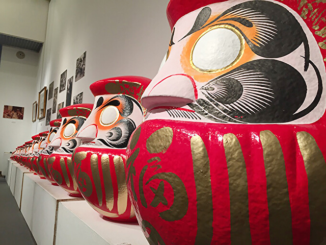 東京五輪公式グッズの高崎だるま。五輪カラーで金メダル級の存在感