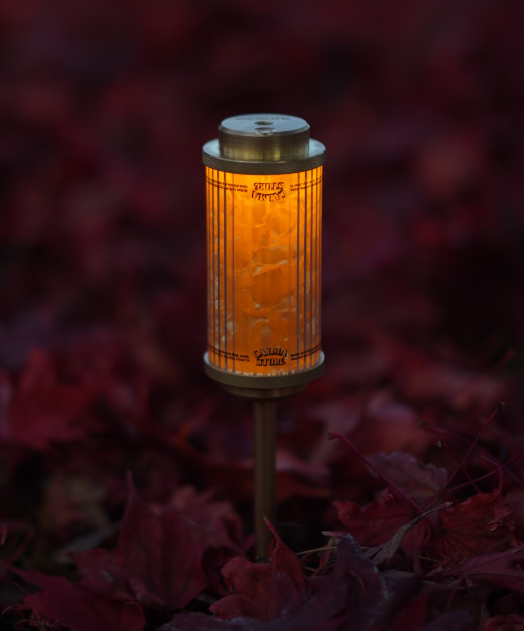 カルマストア別注の“38-kT LED”ランタンは、セルロイド内蔵で妖美な光