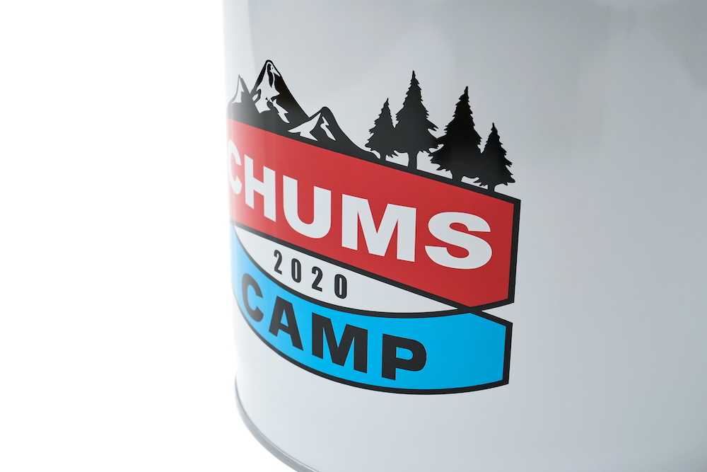 スツールやテーブルにもなる！ 一石三鳥で使えるCHUMS CAMP仕様の限定