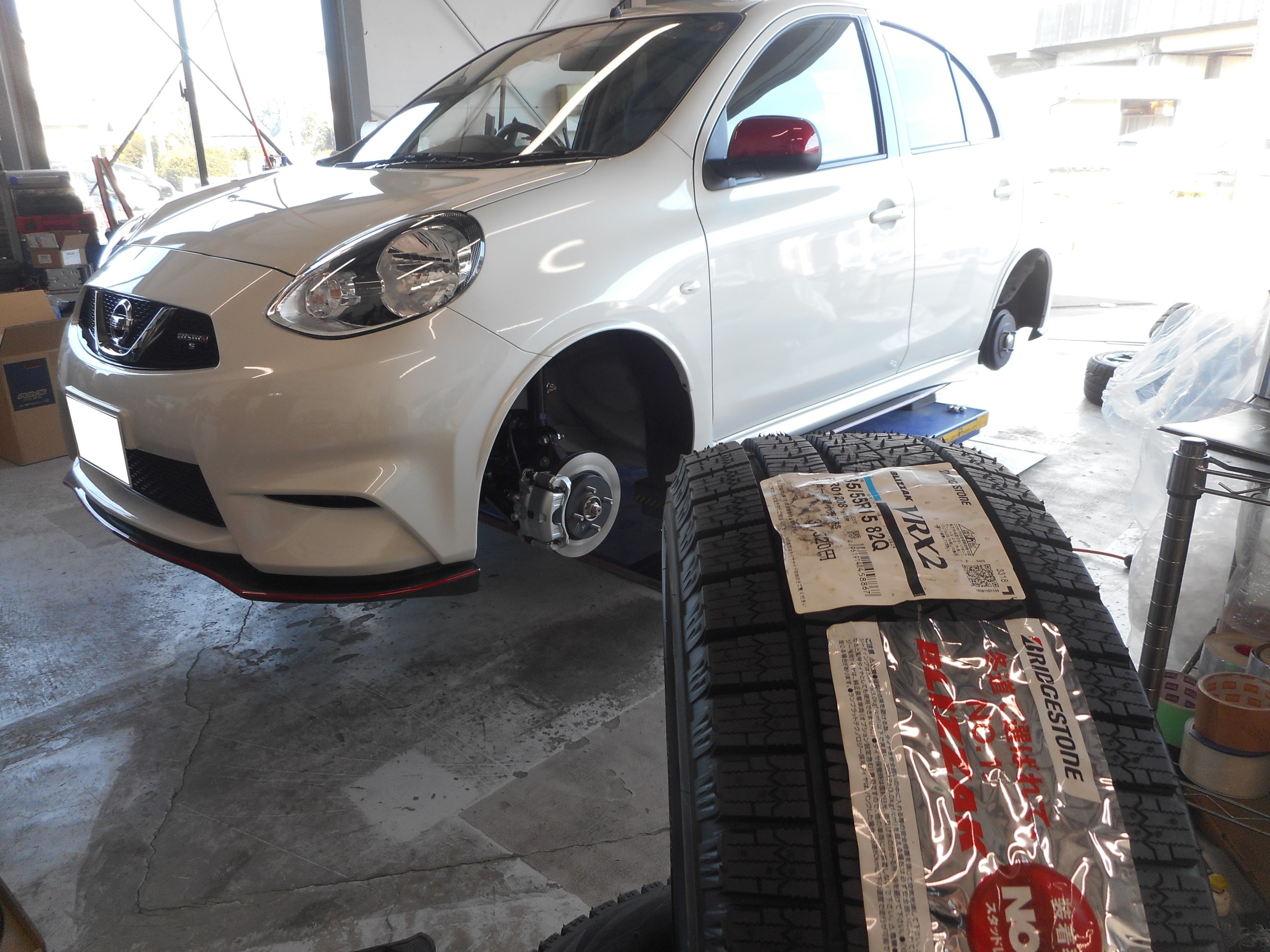 BLIZZAK VRX2 ＆ TBRホイール | 日産 マーチNISMO | カスタマイズ別