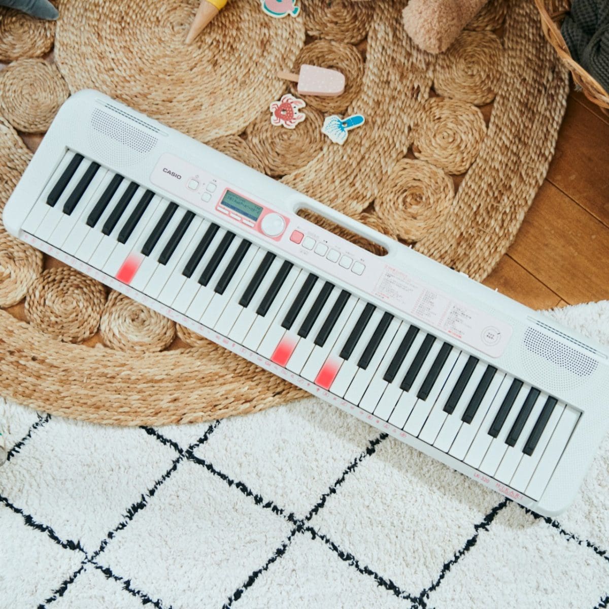 美品 CASIO キーボード LK-320 2021年 ホワイト×ピンク カシオ LK-320