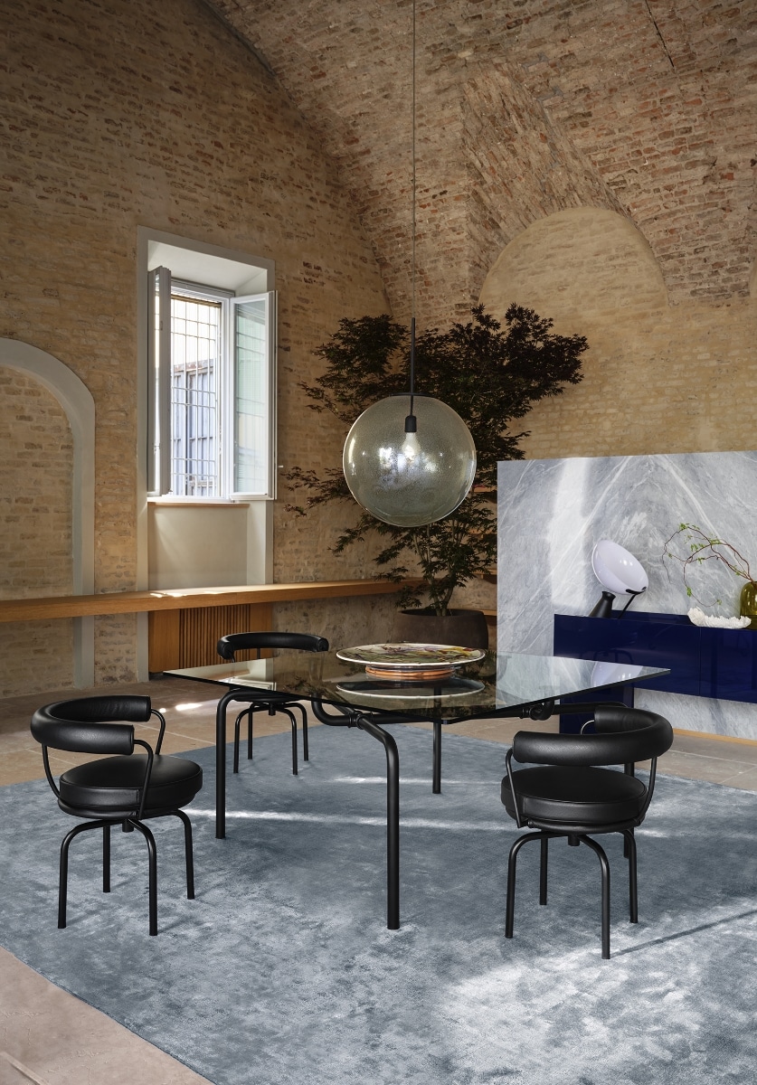 新年特別価格！正規品！カッシーナ LC7 レザー ブラックフレーム 週末