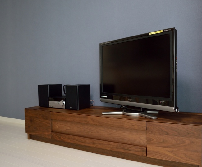 モンキーポッド一枚板テーブル＆ウォールナットTVボード｜神戸市西区邸
