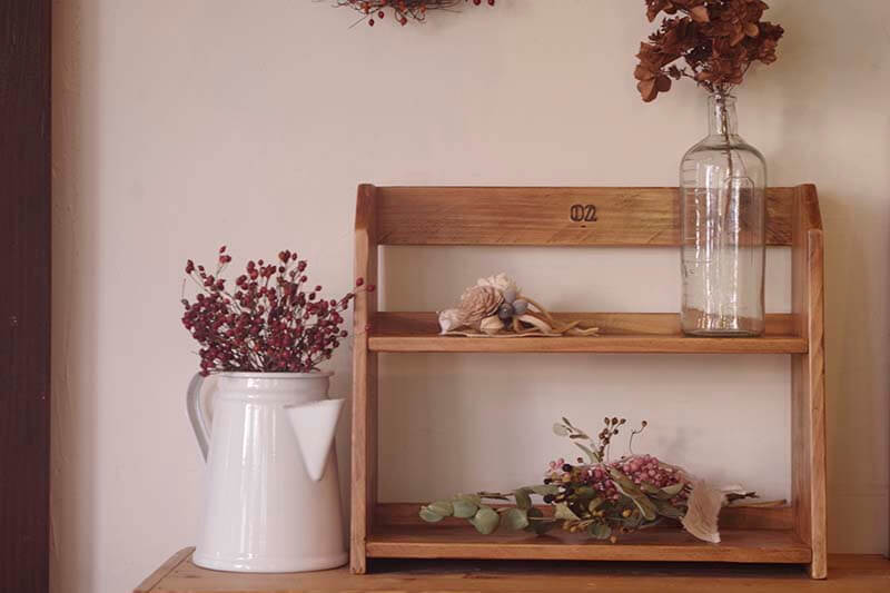 アンティーク風ディスプレイラック｜ヴィンテージスタイルの木製収納棚