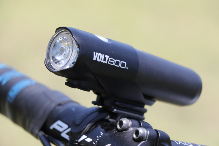 強力な光量800ルーメンを備えるフロントライト キャットアイ VOLT800