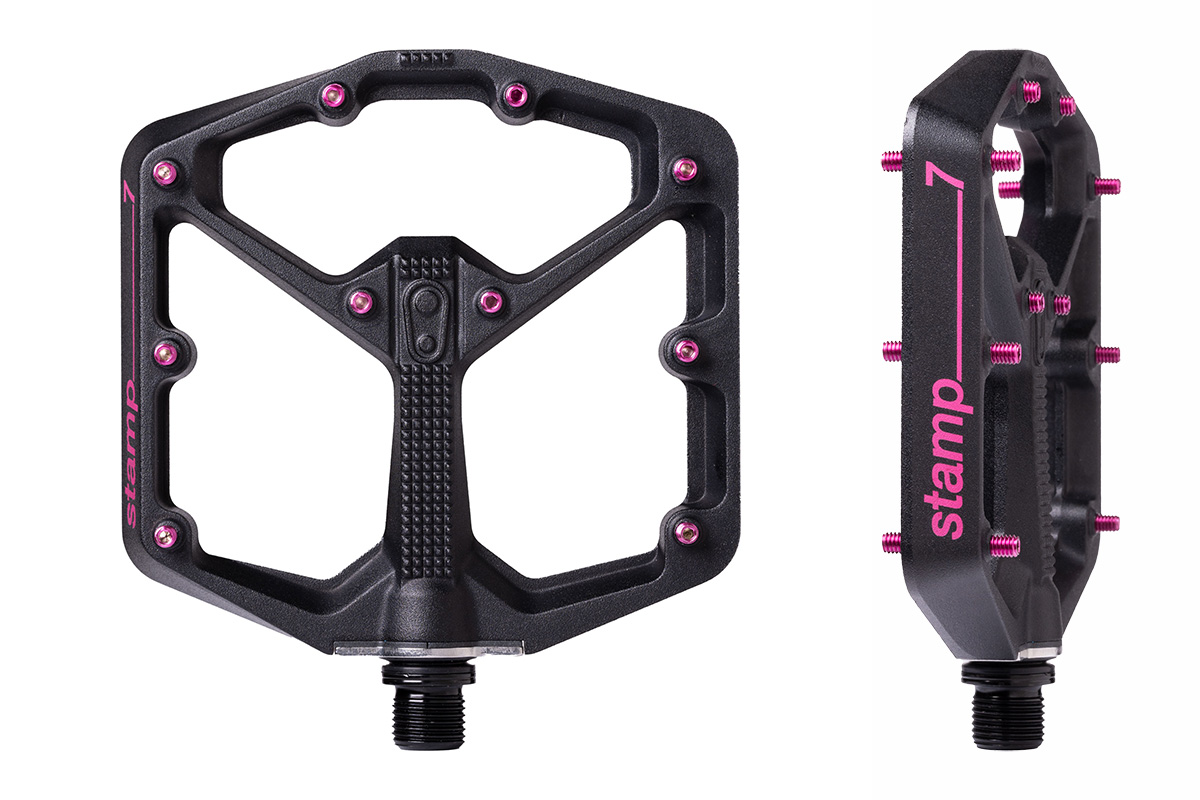 鮮やかなピンクが存在感を引き立てるMTBペダル クランクブラザーズ
