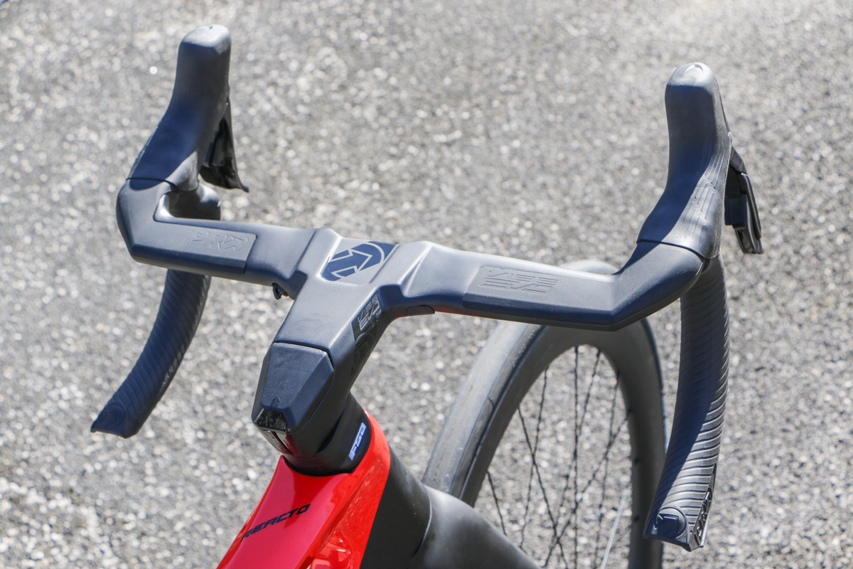 PRO VIBE EVO CARBON フル内装化とエアロ性能が進化したステム一体式