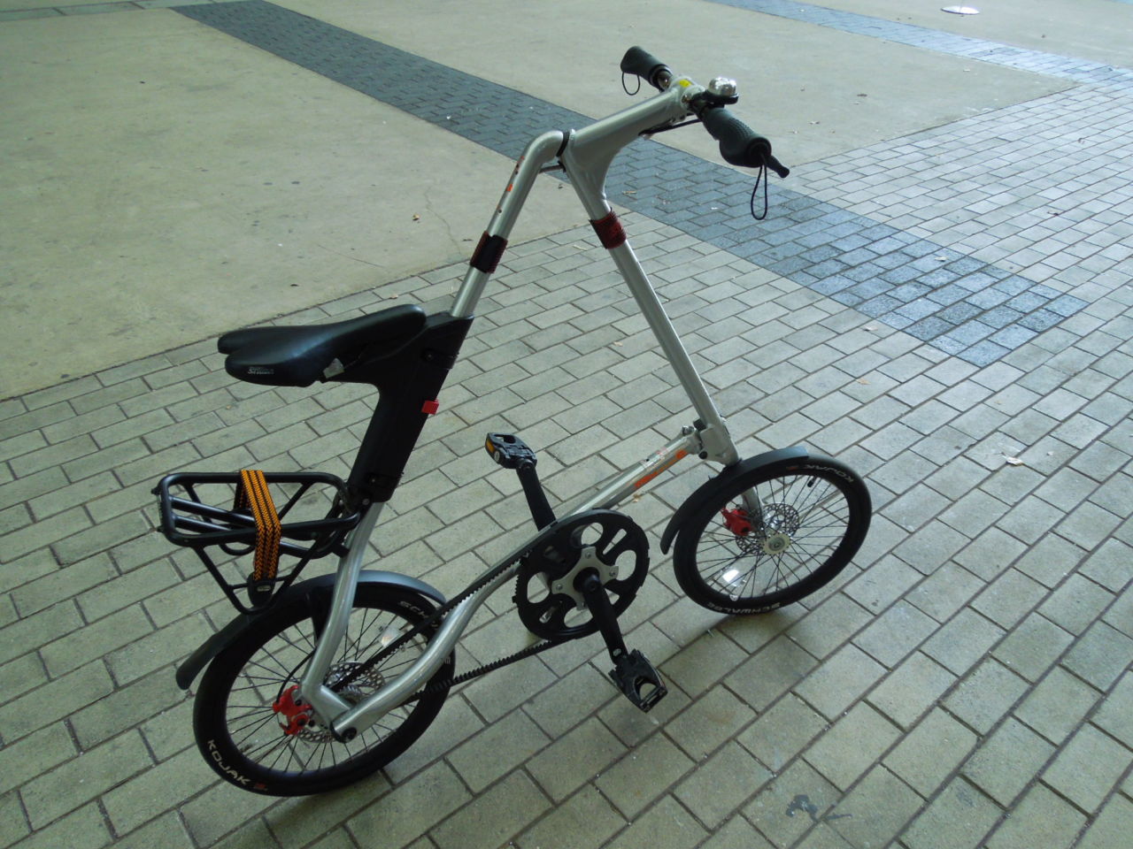 三角フレームが特徴的な折りたたみ自転車「STRIDA」を解説 | シクロ