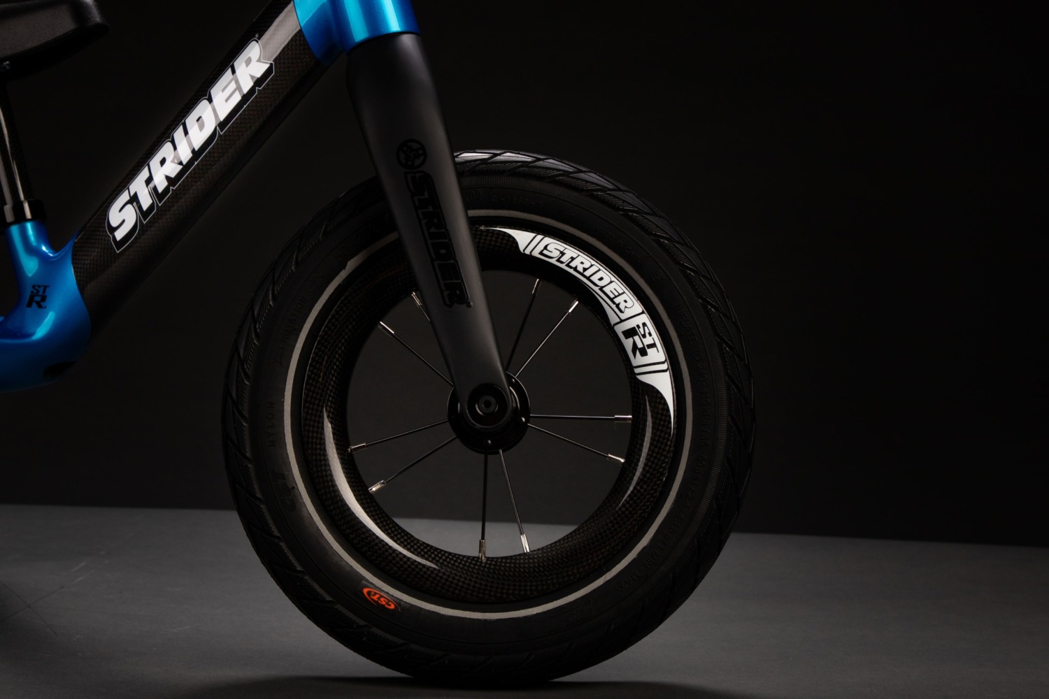 ランニングバイク「ストライダー」 カーボン製ハイスペックモデル「ST