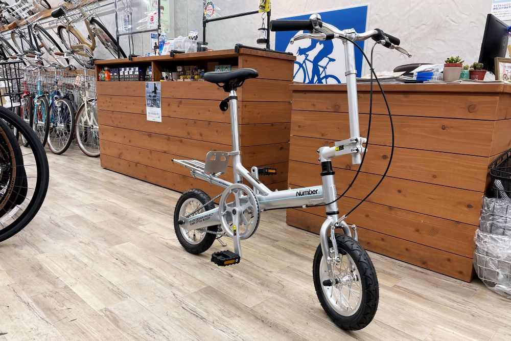 折りたたみ自転車の概念をひっくり返す？高性能コンパクトバイク