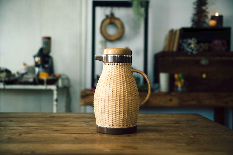 テーブルに映えるレトロな「象印」の籐ポット。テーブルコーデのヒント