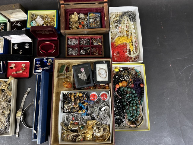 大量のイミテーションアクセサリーをお譲りいただきました
