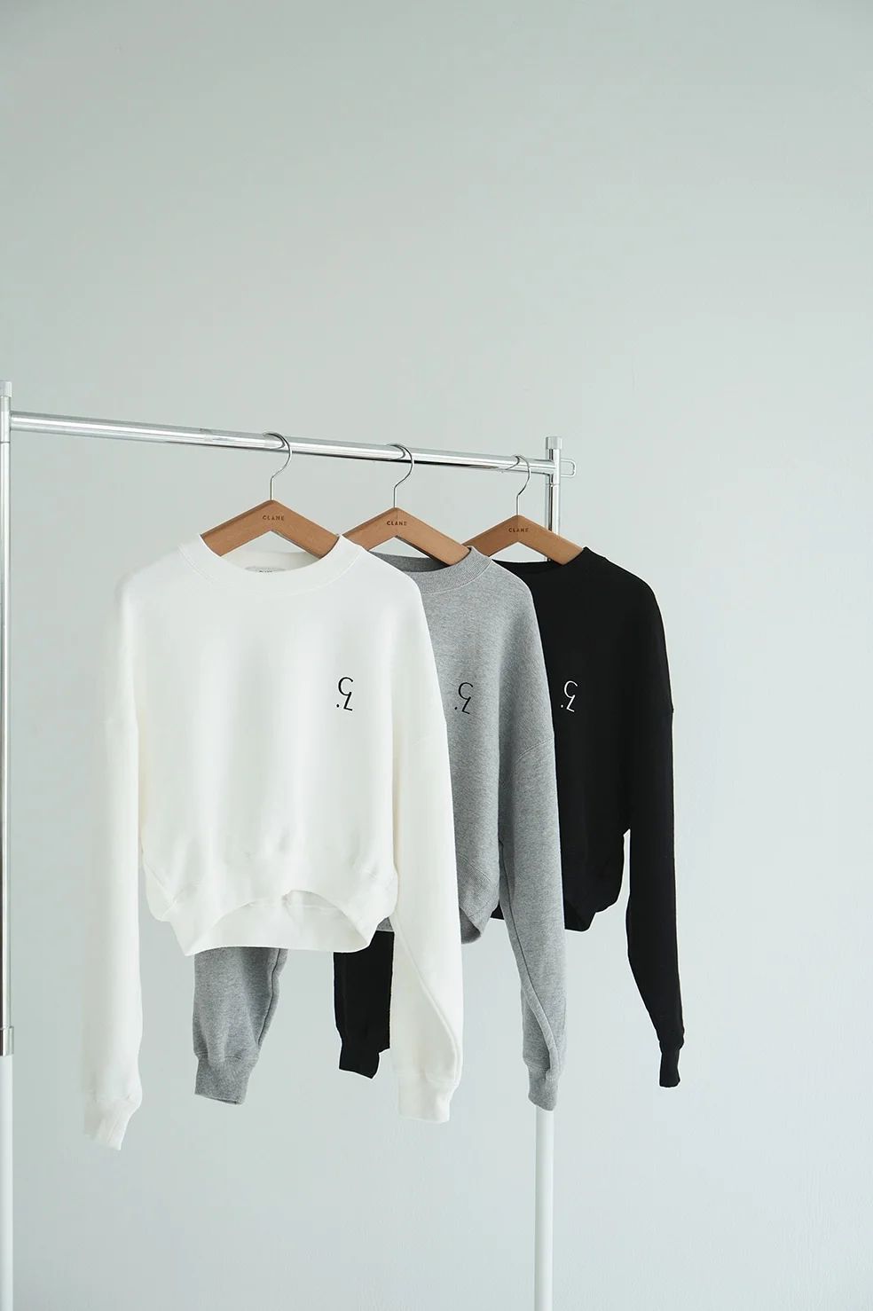 CLANE - 【3色展開】 ロゴスウェットトップス - LOGO SHORT SWEAT TOPS