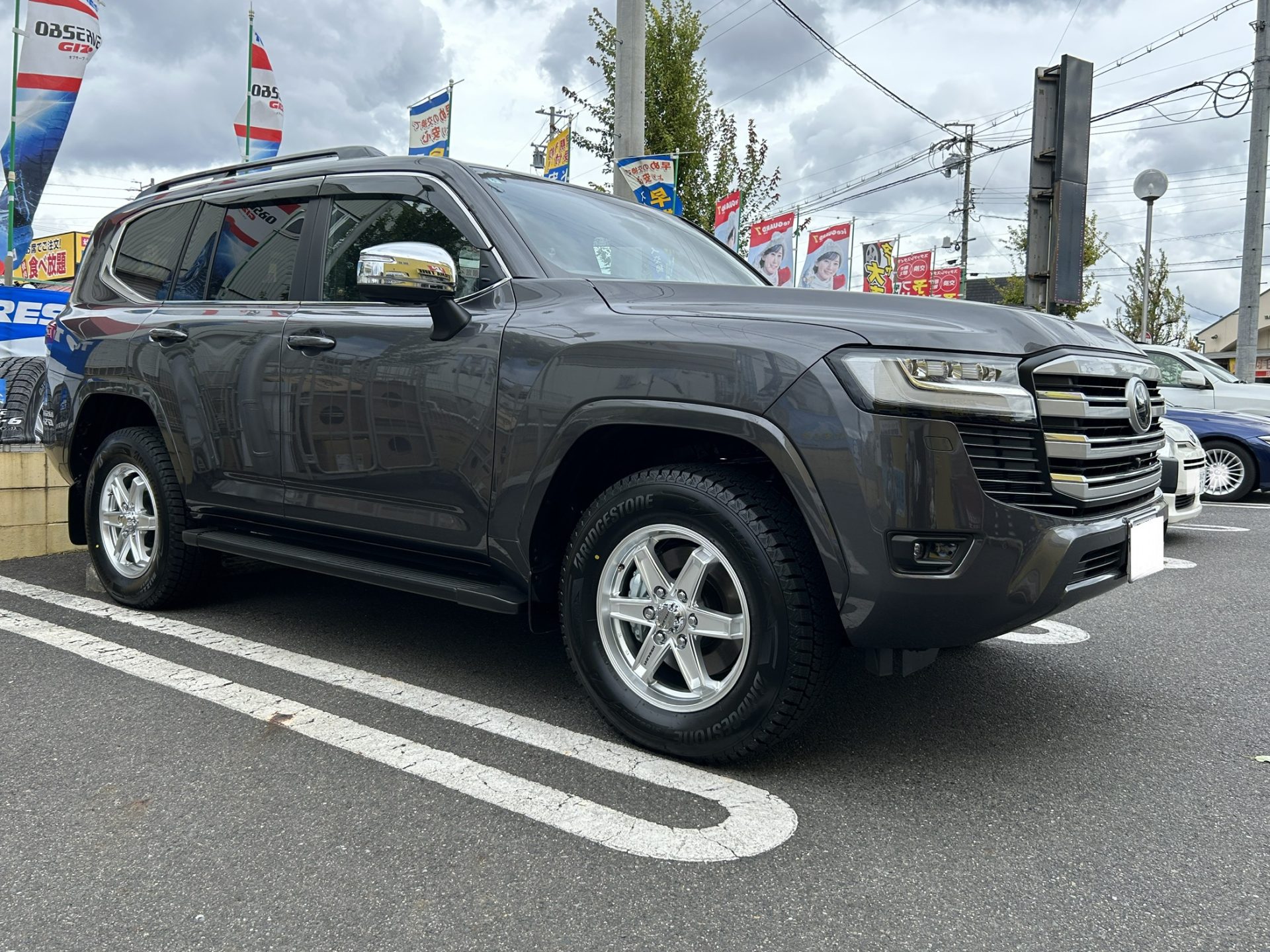 スタッドレスタイヤ装着×TOYOTA ランクル300 | 秋山タイヤホームページ