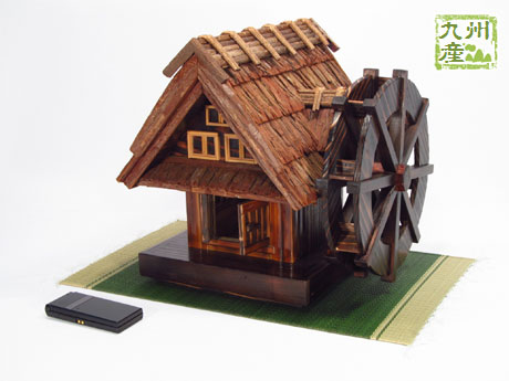 アクア Webショップ【杉皮屋根の水車小屋】：木製の水車小屋です。水車