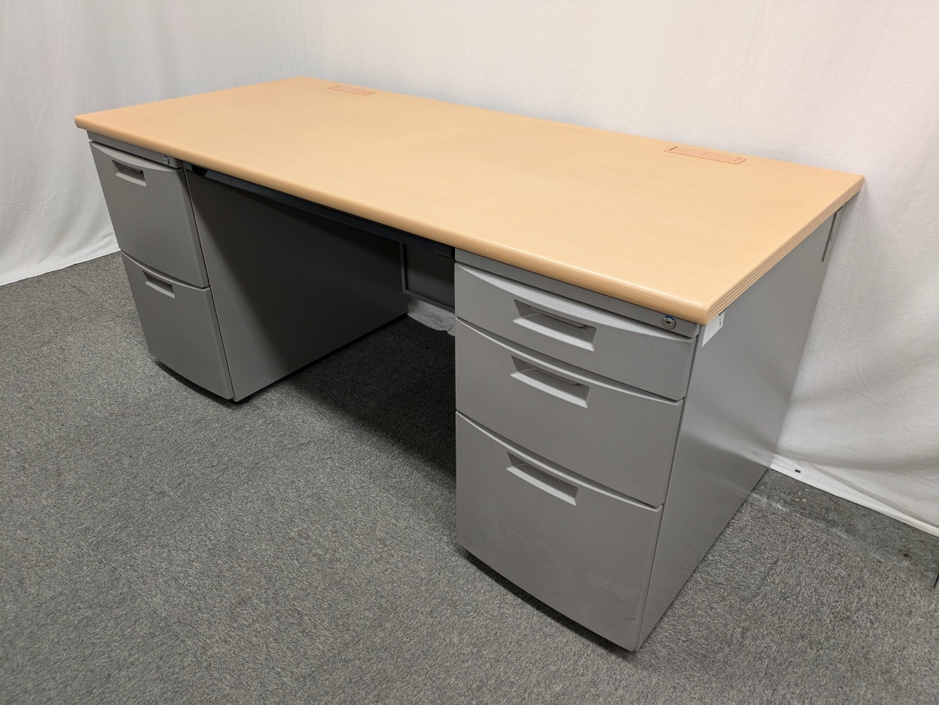 中古スリーティー彫金デスク両袖ウォルナットカラー