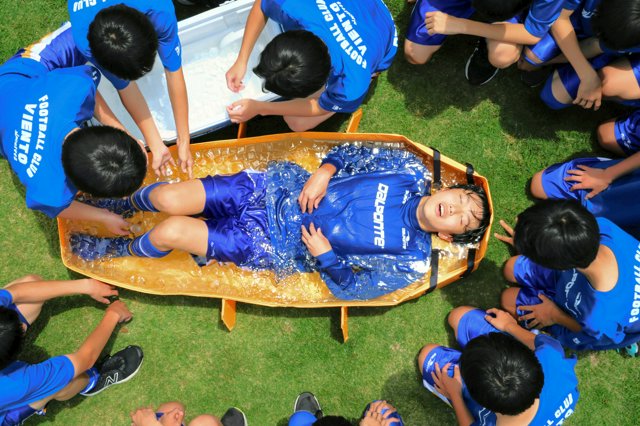 重い熱中症、氷風呂で全身冷却 1個5万円も「命に比べれば安い」：朝日新聞