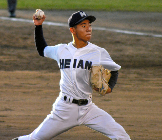 龍谷大平安が4年ぶりの甲子園へ「当確」 167センチ右腕が完封 - 高校